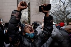 Seseorang meluapkan kegembiraannya setelah pengadilan membacakan putusan terhadap mantan petugas polisi Minneapolis Derek Chauvin, yang dinyatakan bersalah atas kematian George Floyd, di depan Pusat Pemerintah Kabupaten Hennepin, di Minneapolis, Minnesota, AS, 20 April 2021.