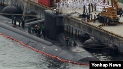 13일 한국 해군작전사령부가 부산기지에서 미국 해군 신형 핵추진 잠수함 미시시피호(7천800t급) 입항을 환영하는 행사를 열고 있다