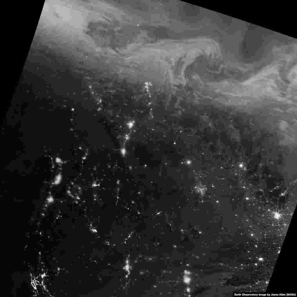 Dengan menggunakan &ldquo;day-night band&rdquo; (DNB) dengan Visible Infrared Imaging Radiometer Suite (VIIRS), satelit NPP Suomi mendapatkan gambar dari aurora borealis ini pada 22 Desember 2016. Cahaya utara membentang sepanjang British Columbia, Alberta, Saskatchewan, Manitoba, Nunavut, dan kawasan Northwest Territories,&nbsp;daerah yang sering berada di bawah lintasan oval aurora.