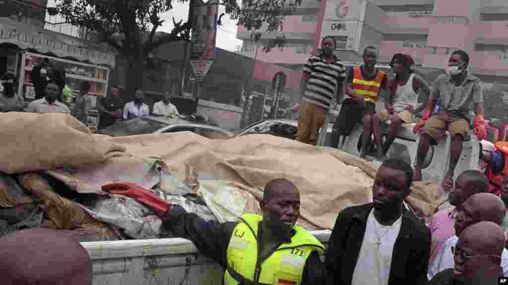 Des corps de victimes entassées sur un véhicule après l&#39;explosion qui s&rsquo;est déclarée dans une station-service à Accra, au Ghana, le jeudi 4 Juin 2015. &nbsp;