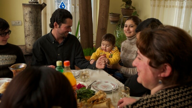 Sharing Family Meals Can Help Those With Dementia Connect