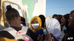 Les écoliers se réunissent lors de leur premier jour de retour à l'école dans le quartier populaire de Yoff, à Dakar le 12 novembre 2020.