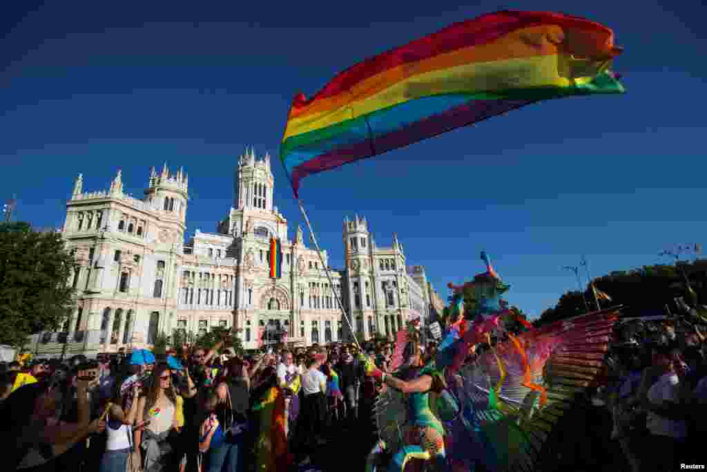 2017年7月1日，西班牙马德里数十万人参加世界骄傲节同性恋权益大游行。 这场集会由西班牙主要政党组织，是为期十天的2017&ldquo;世界骄傲节&rdquo;的高潮。 自西班牙同性恋团体40年前开始为争取权益游行以来，西班牙目前是在维护同性恋权益方面走在最前列的国家之一。2005年，西班牙成为继荷兰和比利时之后第三个将同性婚姻合法化的国家。