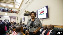 Les membres nouvellement élus du Parlement du Zimbabwe se préparent à prêter serment lors d'une cérémonie d'assermentation à Harare le 5 septembre 2018. 