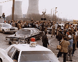 卡特总统车队离开三哩岛核电站(1979年4月)