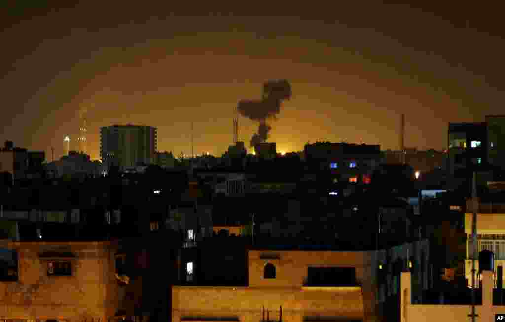 Asap membubung menyusul serangan rudal Israel di Beit Lahia, Jalur Gaza bagian utara (7/7).&nbsp;(AP/Hatem Moussa)