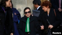 Vilma Bautista (tengah), mantan sekertaris ibu negara Filipina Imelda Marcos, tersenyum setelah putusan pengadilannya dibacakan di Mahkamah Agung Manhattan di New York.
