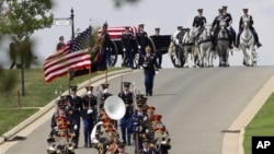 Suasana upacara pemakaman di Taman Makam Pahlawan di Arlington (Foto: dok). Peti jenazah anggota militer yang hendak dimakamkan di Taman Makam Pahlawan ini diletakkan diatas kereta yang ditarik sekelompok kuda untuk di semayamkan di tempat peristirahatannya yang terakhir (foto: dok).