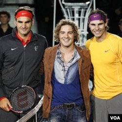 Roger Federer, kiri, dan Rafael Nadal berfoto bersama penyanyi Spanyol David Bisbal pada sebuah pertandingan amal.