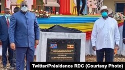 Rais Félix Tshisekedi (kushoto) wa DRC na rais wa Uganda Yoweri Museveni (kulia) wakisimama kwenye jiwe la msingi la kujenga barabara kati ya Kasindi na Mpondwe. 16 juin 2021. (Twitter/Présidence RDC)