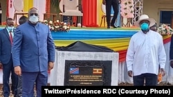 Président Félix Tshisekedi (G) ya RDC na mokokani wa ye ya Ouganda Yoweri Museveni (D) na libanga elembo ya bobandisi botongi nzela kati na bikolo mibale, na Kasindi to Mpondwe, 16 juin 2021. (Twitter/Présidence RDC)