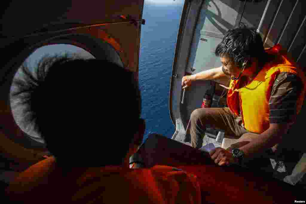 Vietnamese military personnel take part in the search for a missing Malaysian airliner off Vietnam's Tho Chu island, March 10, 2014. 