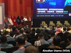 Menteri Pertahanan RI Jenderal TNI (Purn) Ryamizard Ryacudu saat memberikan sambutan membuka “Indonesia International Defense Science Seminar (IIDSS) 2018,” di Hotel Grand Mercure, Jakarta, 11 Juli 2018. (Foto: Ahadian Utama/VOA)