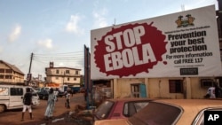 Une affiche "Stop Ebola" à Freetown, Sierra Leone, le 15 janvier 2016. (AP Photo/Aurelie Marrier d'Unienville)