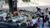 安徽安庆市迎江区一名男子持刀在商业步行街上砍杀路人，造成6人死亡、14人受伤，市民案发地点献花悼念遇难者。（2021年6月6日）