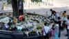 安徽安庆市迎江区一名男子持刀在商业步行街上砍杀路人，造成6人死亡、14人受伤，市民案发地点献花悼念遇难者。（2021年6月6日）