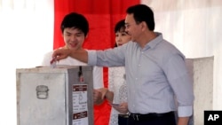 2017年4月19日，寻求连任的印尼雅加达省长钟万学在投票站投票。