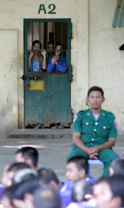 Tahanan Kamboja di penjara Prey Sar, sebelah barat Phnom Penh, melihat dari sel penjara mereka, 1 Juni 2007. (REUTERS / Chor Sok)