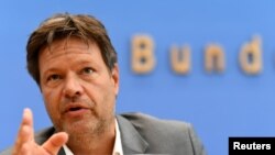 Germany's Greens party leader Robert Habeck addresses a news conference after the EU election in Berlin, May 27, 2019. 