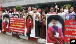 Para pendukung Suu Kyi berderet menyambut kedatangannya di bandara Internasional Burma di Yangon (Rangun), Burma (30/6).