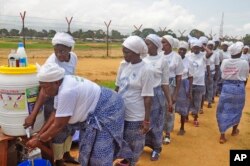8月2日，利比里亚蒙罗维亚各宗教团体的妇女祈祷埃博拉病毒不要扩散，随后她们把手洗干净，防止病毒传染