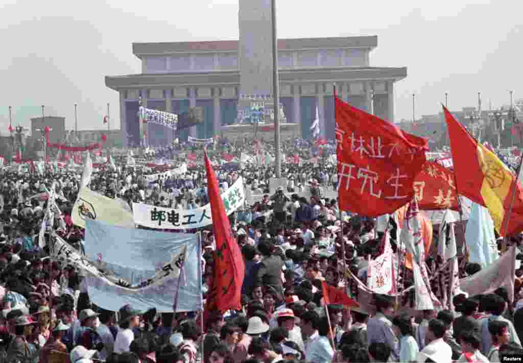 Hundreds of thousands of people fill Tiananmen Square in Beijing, May 17, 1989.