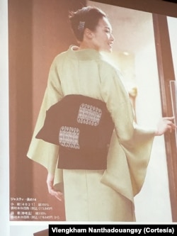 ຜ້າ​ຕ່ຳ​ລາວ ທີ່​ນຳ​ໄປ​ອອກ​ແບບຕົກ​ແຕ່ງ ເປັນເຄື່ອງ​ນຸ່ງ ຢູ່ໃນ​ສັງ​ຄົມ​ສູງ ​ຂອງ​ຊາວ​ຍີ່​ປຸ່ນ.