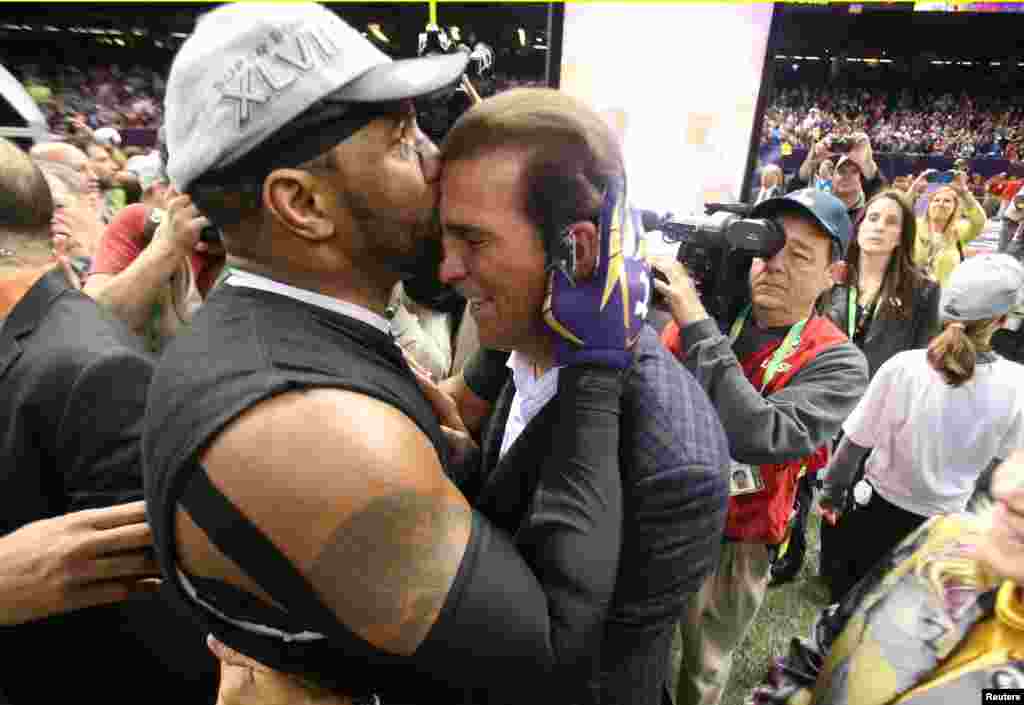 Гравець команди-переможця "Baltimore Ravens" цілує її власника.