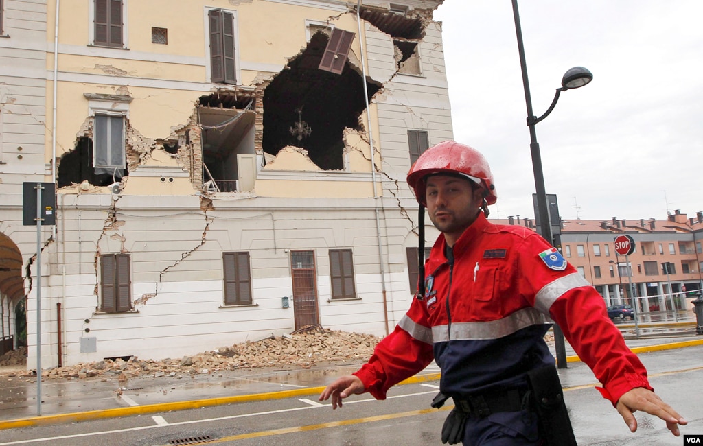A civil protection volunteer walks past the damaged town hall building in St. Agostino, Italy,May 20, 2012. One of the strongest earthquakes to shake northern Italy rattled the region around Bologna, a magnitude-6.0 temblor that killed at least four peopl