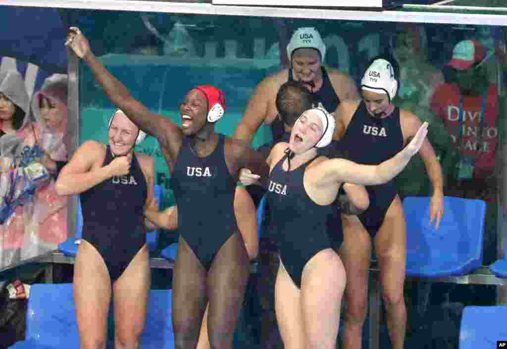 بازیکنان تیم واترپلوی آمریکا که توانست با پیروزی بر اسپانیا، قهرمان مسابقات جهانی شنا و شیرجه کره جنوبی شود.&nbsp;