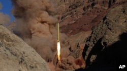 تصویر گرفته شده از خبرگزاری فارس که شلیک یک موشک زمین به زمین بالیستیک را نشان می دهد.