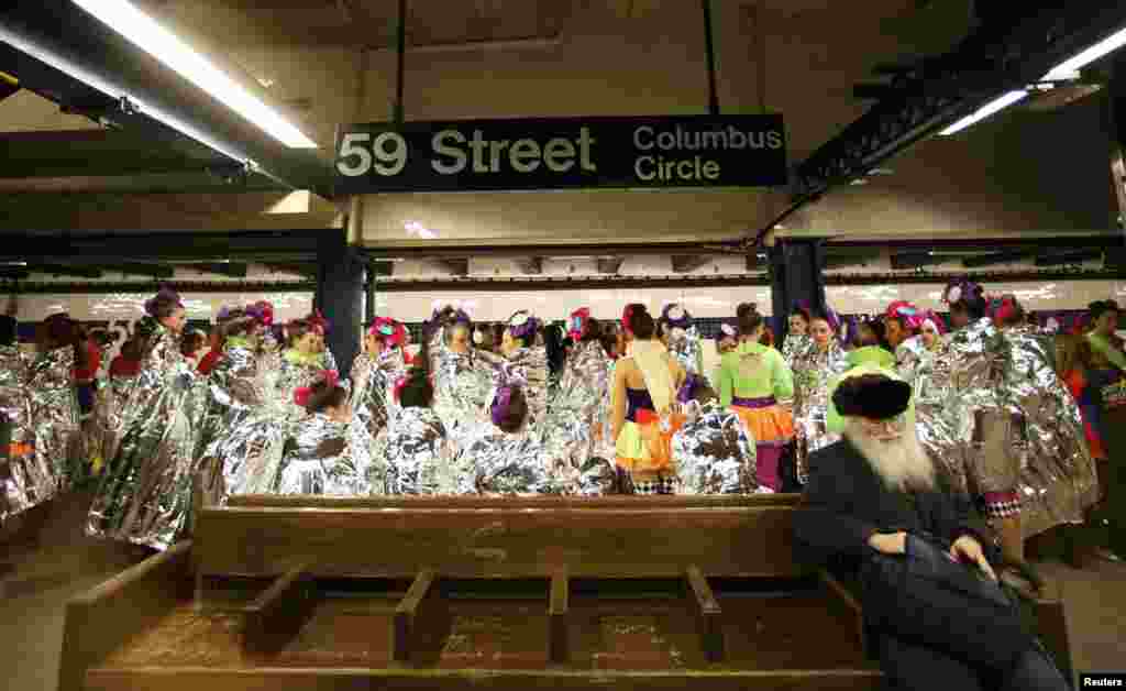Những người biểu diễn trong cuộc Diễu hành Lễ Tạ Ơn hàng năm lần thứ 87 của Macy&rsquo;s chờ tàu điện ngầm đưa họ đến nơi mở màn cuộc diễu hành ở New York.