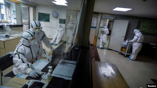 中国湖北武汉市一所医院内穿着防护装束的医护人员(资料照片)