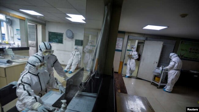 中國湖北武漢市一所醫院內穿著防護裝束的醫護人員(資料照片)