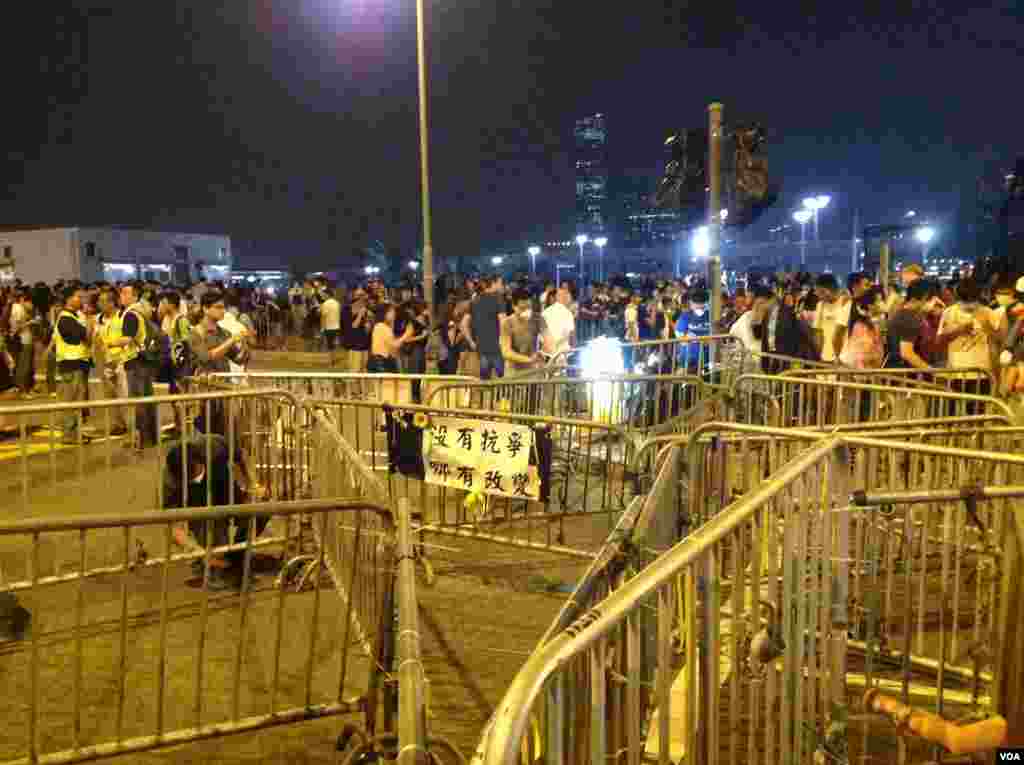 示威者周二晚占据金钟龙和道(美国之音图片／海彦拍摄)
