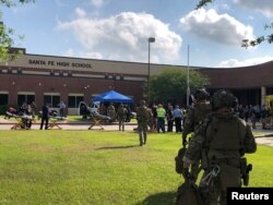 Petugas penegak hukum menanggapi laporan SMA Santa Fe pasca insiden penembakan di kantor Sheriff Harris County, Santa Fe, Texas, 18 Mei 2018.