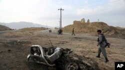아프가니스탄 수도 카불의 바그람 미군 공군기지 인근에서 자살폭탄 공격이 발생한 가운데 아프간 보안군이 사고현장을 살피고 있다. 