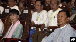 ျပည္သူ႔လႊတ္ေတာ္ရဲ႕တရားဥပေဒစိုးမိုးေရးနဲ႔ တည္ၿငိမ္ေရးေကာ္မတီနဲ႔ ဥပေဒ ပညာရွင္မ်ား ေတြ႔ဆံုေနစဥ္။ (စက္တင္ဘာလ ၈ ရက္ ၂၀၁၂)