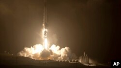 SpaceX Falcon 9 dekole ak navèt DART la (Double Asteroid Redirection Test), Madi 23 Nov. 2021.