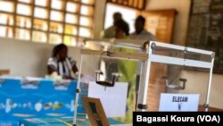 Urne électorale dans un bureau de vote de l’école publique primaire d’Efoulan, Yaoundé, troisième arrondissement, le 7 octobre 2018. (VOA/ Bagassi Koura)