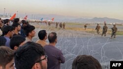 Американські солдати охороняють летовище Кабула 16 серпня 2021 р.