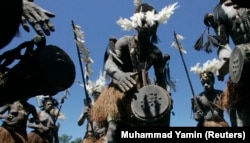 Suku Asmat menari saat festival budaya di distrik suku Agat, di Papua, 13 Oktober 2009. (Foto: REUTERS/Muhammad Yamin)