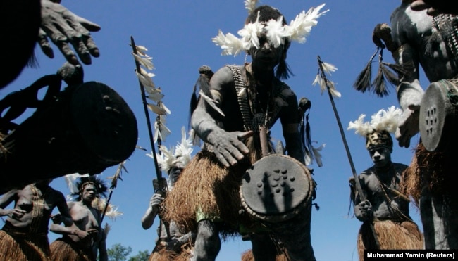 Suku Asmat menari saat festival budaya di distrik suku Agat, di Papua, 13 Oktober 2009. (Foto: REUTERS/Muhammad Yamin)