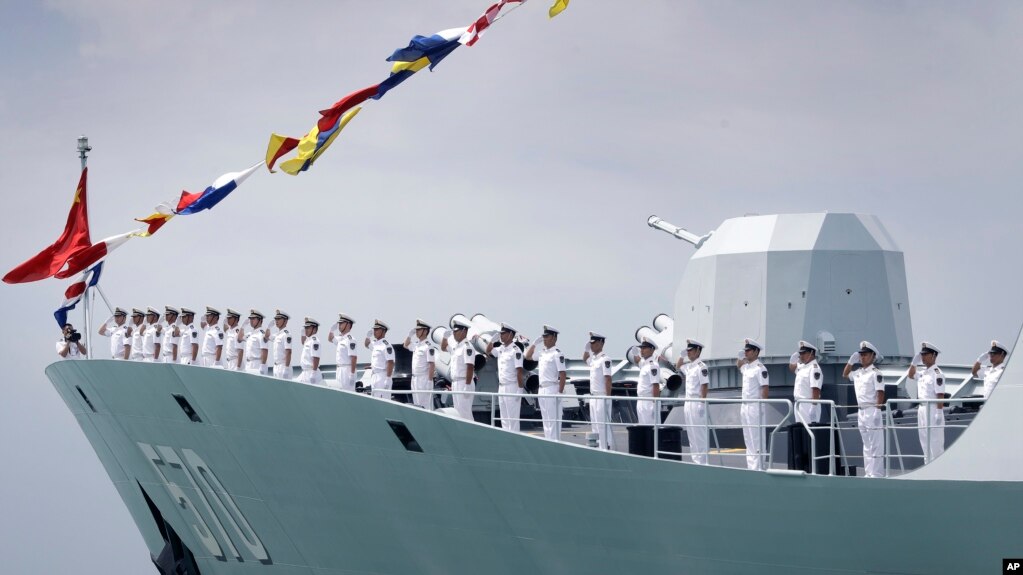中国护卫舰黄山号停靠在新加坡樟宜海军基地外。（2017年5月15日）