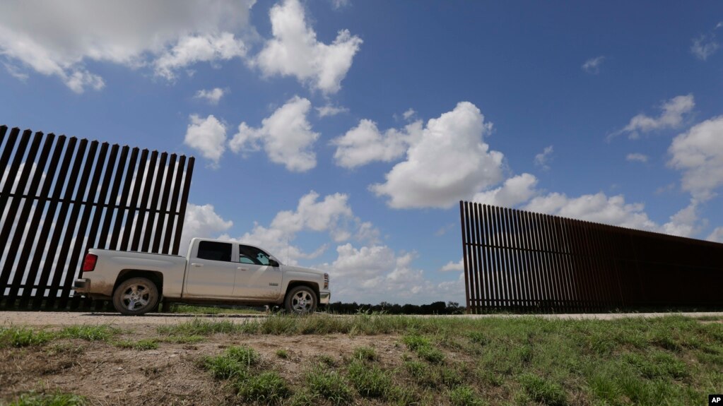 En San Diego, California se inició la construcción de los 8 prototipos del muro fronterizo que el gobierno de EE.UU. adjudicó el verano pasado.