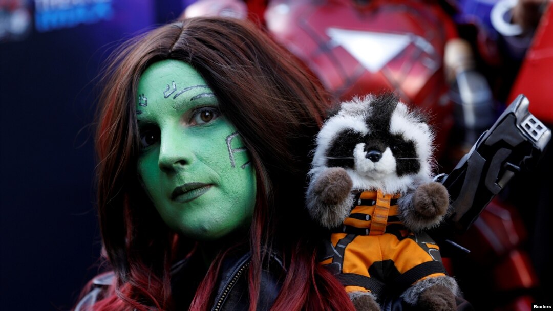 اوینجرز کی ایک فین کردار کے روپ میں فلم دیکھنے کیلئے سنیما پہنچی