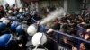 برخورد نیروهای پلیس با راهپیمایی روز جهانی کارگر در استانبول – ۱۱ اردیبهشت ۱۳۹۳ 
