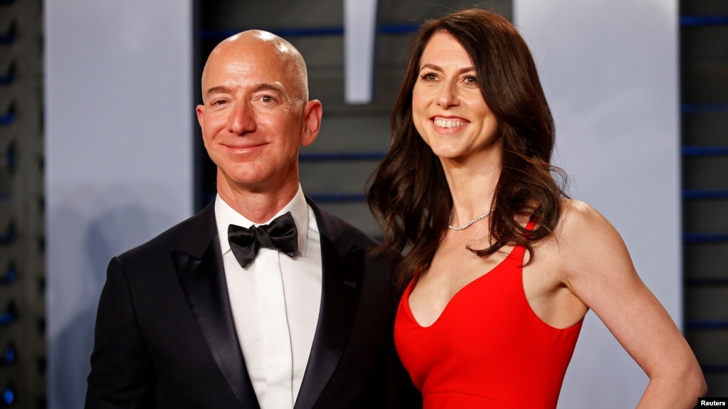 Tư liệu: ảnh hai vợ chồng Jeff & MacKenzie Bezos tại sự kiện Oscar ngày 3/4/2018. REUTERS/Danny Moloshok/File Photo