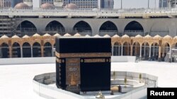 Ka'bah di Masjidil Haram yang hampir kosong dari para jamaah, setelah otoritas Saudi menangguhkan umrah di tengah ketakutan wabah coronavirus, di kota suci Muslim Mekah, Arab Saudi, 6 Maret 2020. (Foto: Reuters/Ganoo Essa)