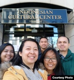 Beberapa pemilih pemula menyalurkan suara mereka di TPS Indonesian Cultural Center, Chicago. AS.